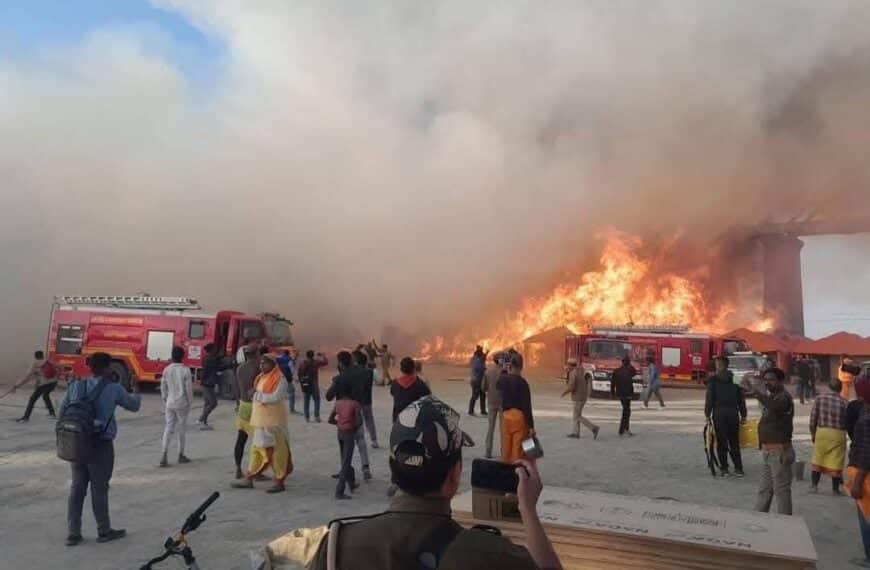 Maha Kumbh News: महाकुंभ मेला क्षेत्र मे भीषण आग: सिलेंडर फटे, 25 टेंट जलकर खाक... कई लोग झुलसे