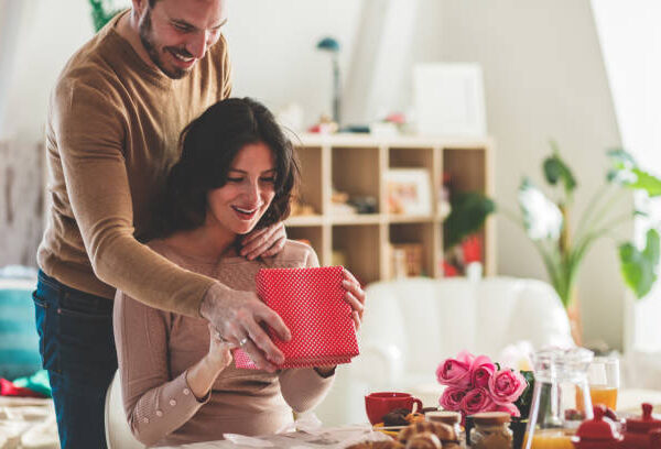 Valentine’s Week Unique Gift Ideas : वैलेंटाइन डे पर पार्टनर को दें ऐसा उपहार, देखते ही झूम उठे