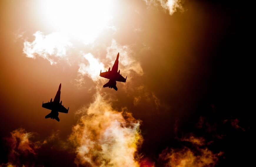 मार्केट चढ़े या गिरे, यह Defence Stock आपको मालामाल कर सकता है
