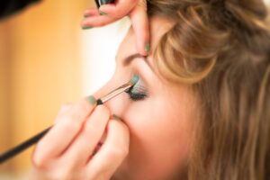 Makeup: सिर्फ खूबसूरती नहीं, आत्मविश्वास और व्यक्तित्व निखारने का जरिया!लड़क‍ियां जान लें ये जरूरी बातें