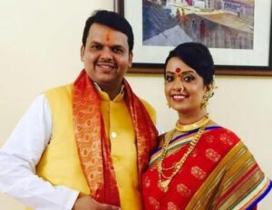 Amruta Fadnavis Networth: 90 मिनट की मुलाकात, देवेंद्र फडणवीस और अमृता फडणवीस की लव स्टोरी: राजनीति, रिश्ते और निजी जिंदगी की कहानी