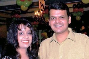 Amruta Fadnavis Networth: 90 मिनट की मुलाकात, देवेंद्र फडणवीस और अमृता फडणवीस की लव स्टोरी: राजनीति, रिश्ते और निजी जिंदगी की कहानी