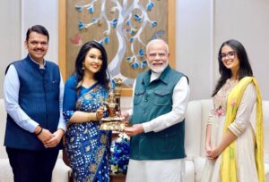 Amruta Fadnavis Networth: 90 मिनट की मुलाकात, देवेंद्र फडणवीस और अमृता फडणवीस की लव स्टोरी: राजनीति, रिश्ते और निजी जिंदगी की कहानी