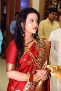 Amruta Fadnavis Networth: 90 मिनट की मुलाकात, देवेंद्र फडणवीस और अमृता फडणवीस की लव स्टोरी: राजनीति, रिश्ते और निजी जिंदगी की कहानी