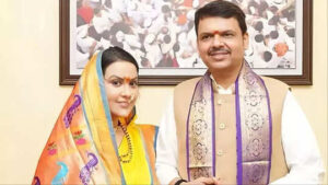 Amruta Fadnavis Networth: 90 मिनट की मुलाकात, देवेंद्र फडणवीस और अमृता फडणवीस की लव स्टोरी: राजनीति, रिश्ते और निजी जिंदगी की कहानी